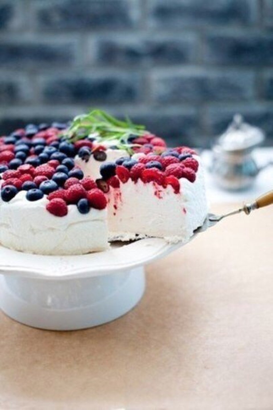 Творожный торт с ягодами. Творожно ягодный торт. Творожный мусс с ягодами. Ягодный мусс для торта.