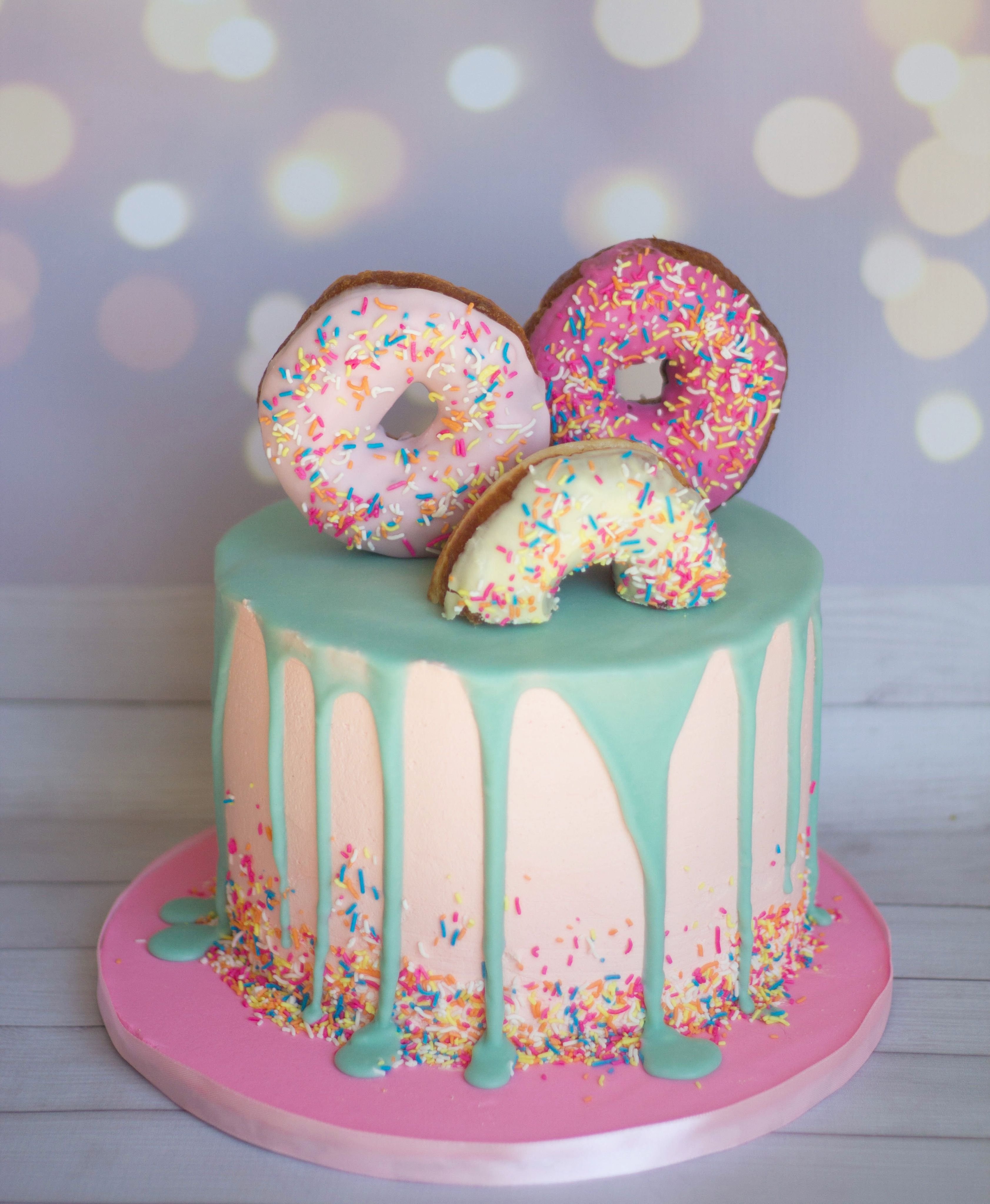Оформление торта на день рождения девочке. Торт девочка. Украшение детского торта. Декор торта для девочки. Красивые торты для девочек.