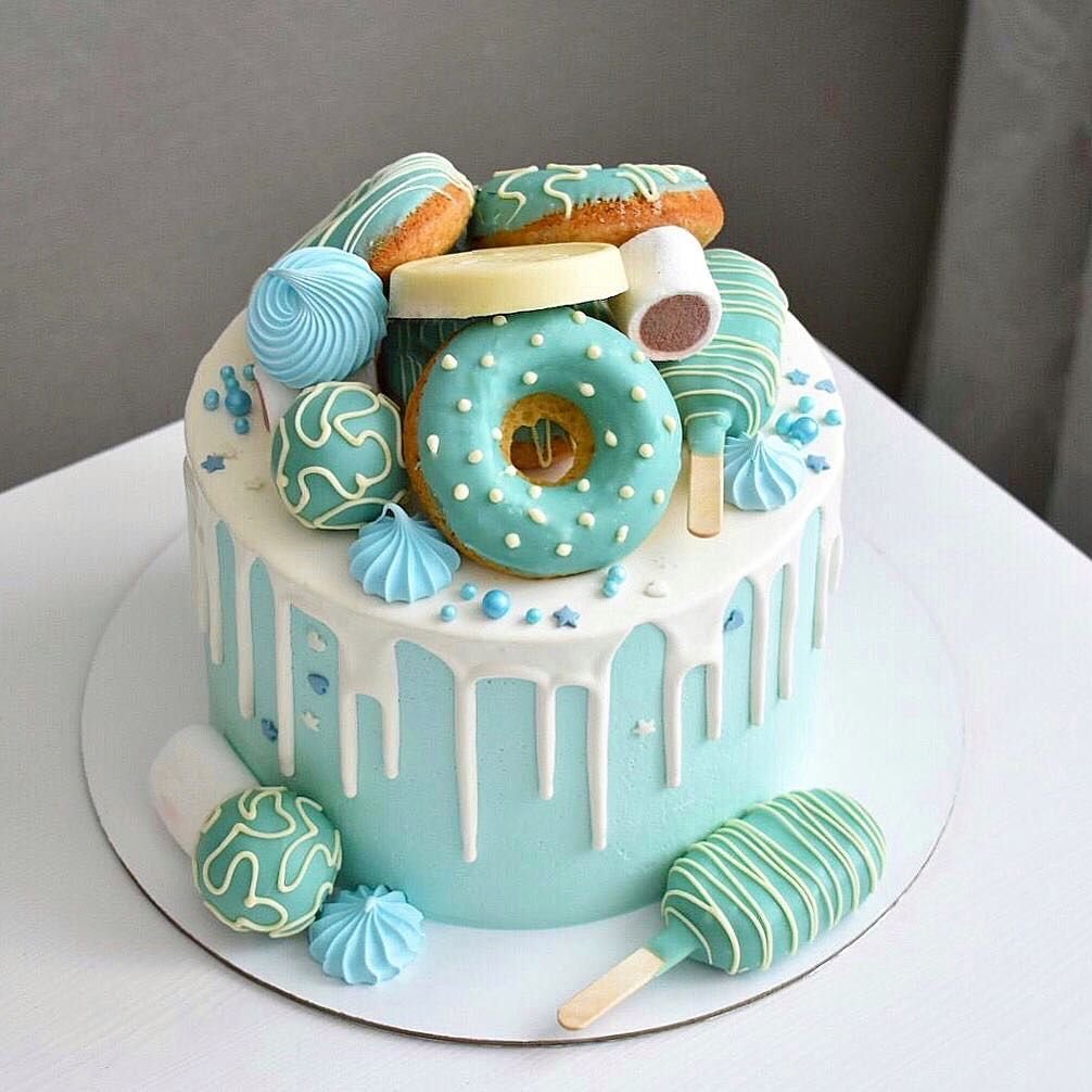 Торт украшенный пончиками