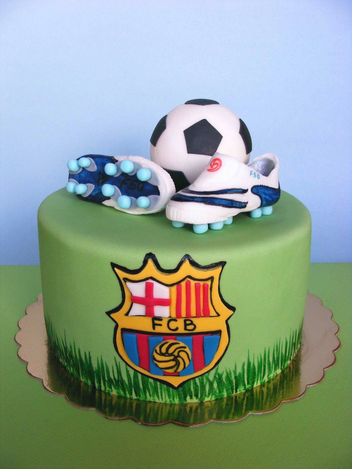 День рождения футбола год. Торт футбольный клуб Барселона. Торт с футбольной тематикой. Торт «футболисту». Торт футбольный для мальчика.