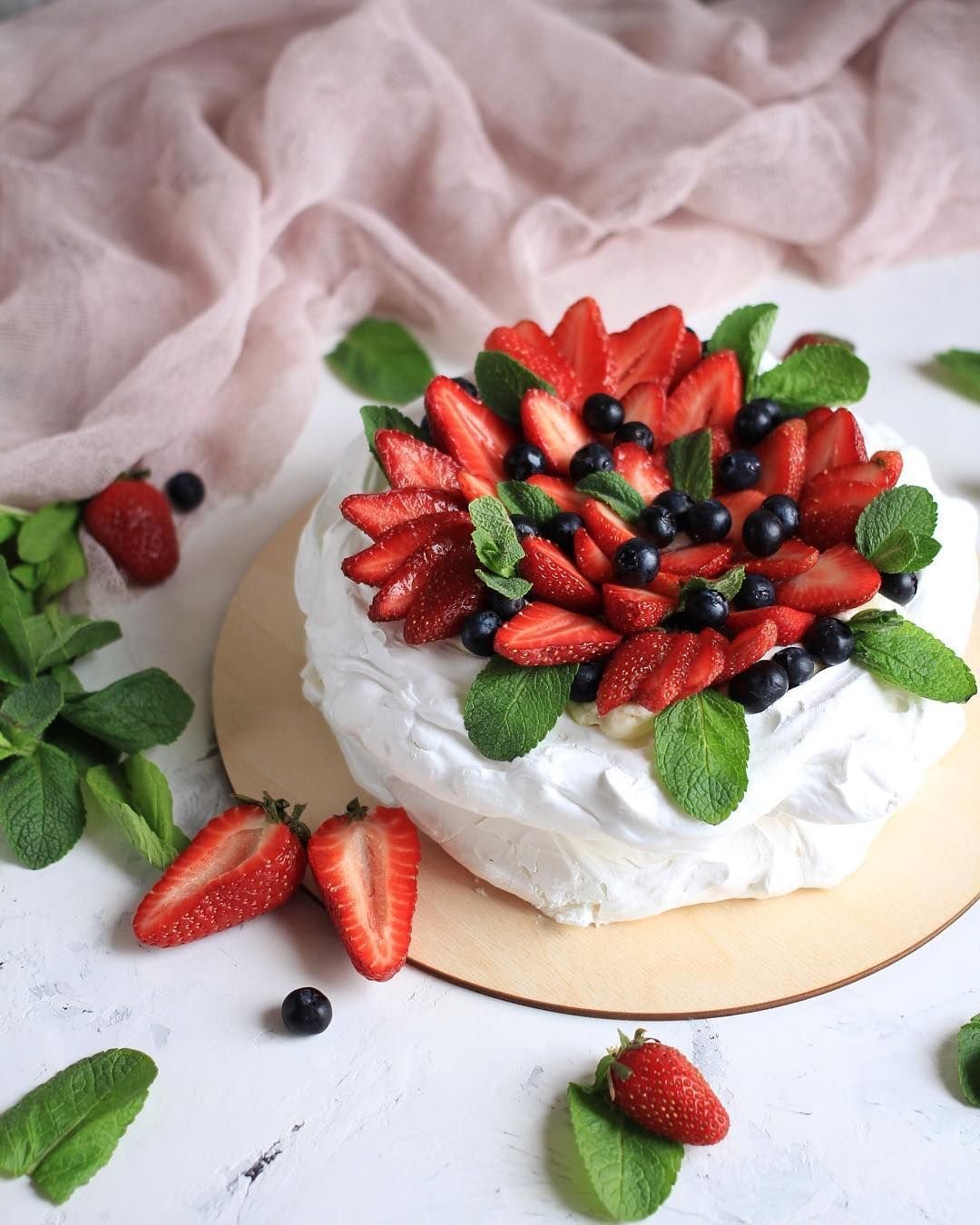 Торт с клубникой и голубикой