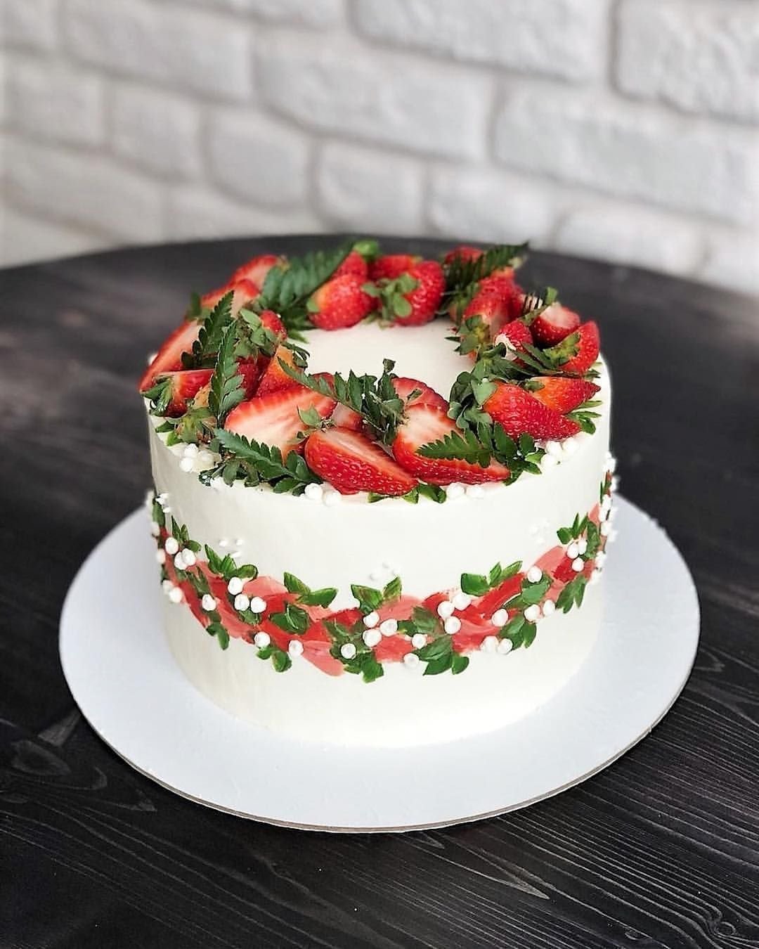 Украсить торт клубникой и голубикой