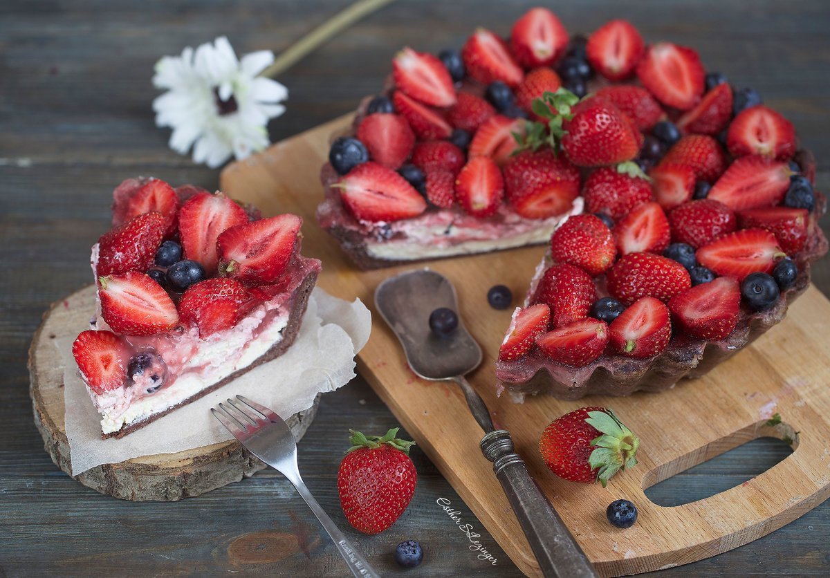 Торт украшенный клубникой и черешней