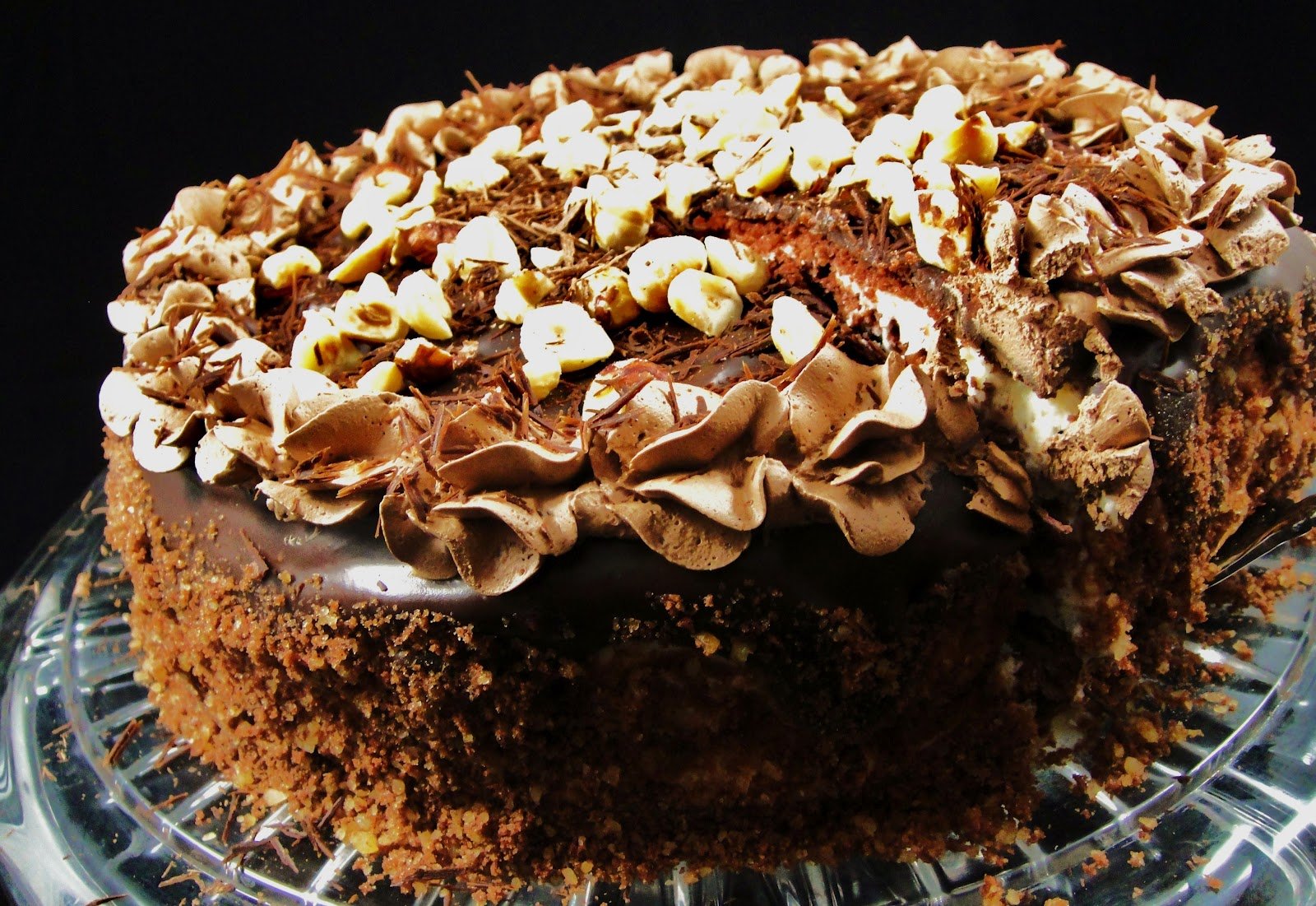 Ореховый торт рецепт в домашних. Шоколадный медовый торт. Торт Королевский медовик. Торт шоколадный медовик. Медово Ореховый торт.