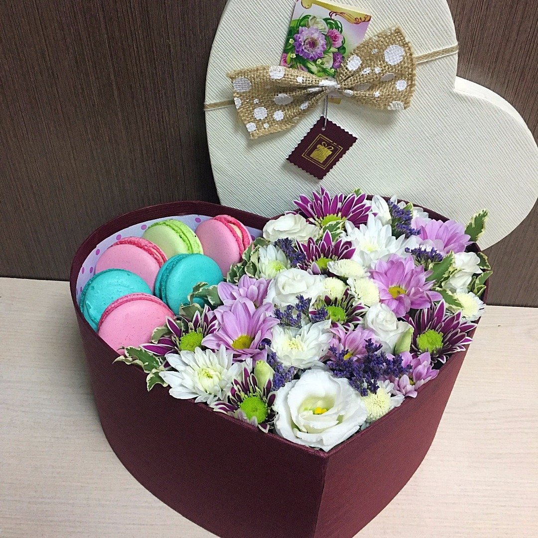Подарочные коробки с цветами и конфетами