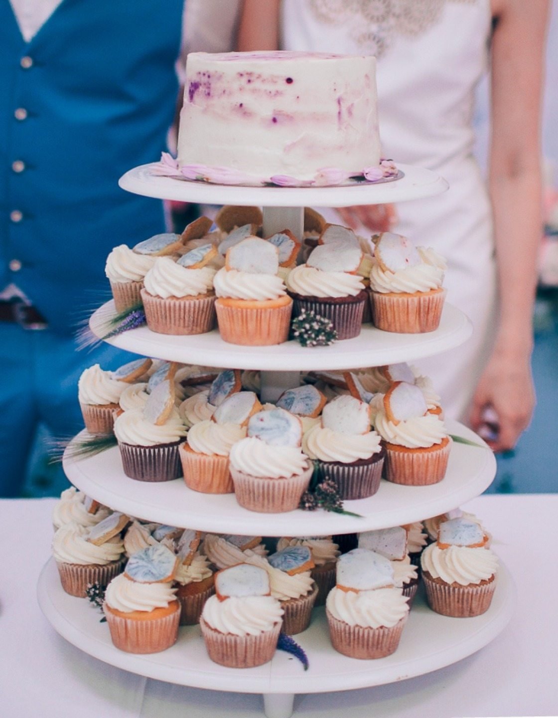 Тортик капкейки. Торт с капкейками на свадьбу. Свадебные пирожные вместо торта. Свадебный торт с капкейками. Свадебный торт с пирожными.