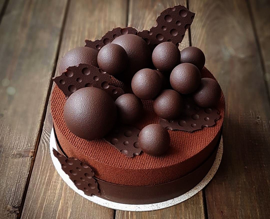 Украшение торта шоколадными шарами