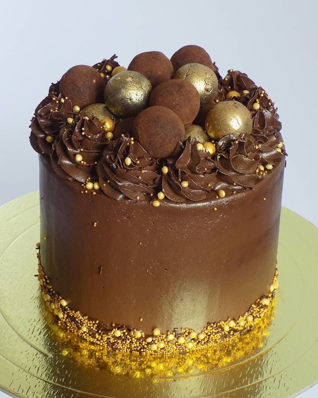 Украсить торт шариками. Украшение торта. Шоколадный торт. Торт с шоколадным декором. Украшение шоколадного торта.