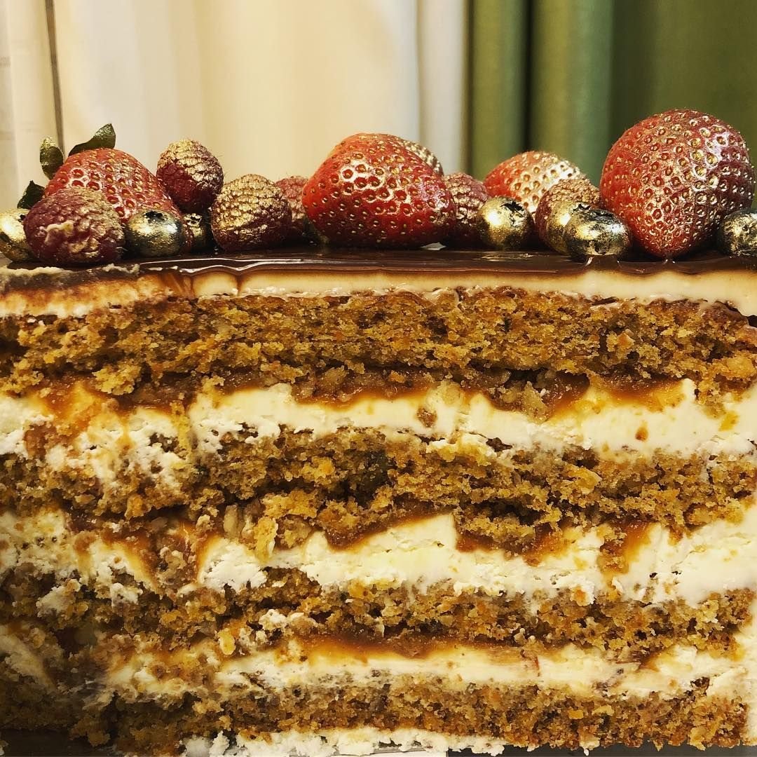Торт с карамелью и орехами