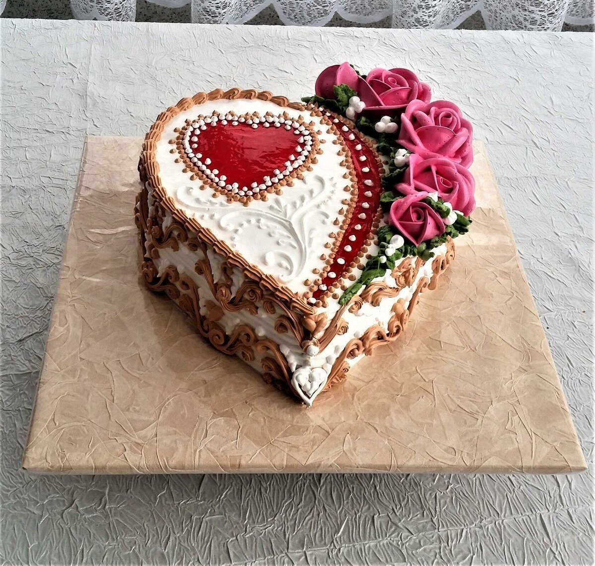 Торт сердце с клубникой