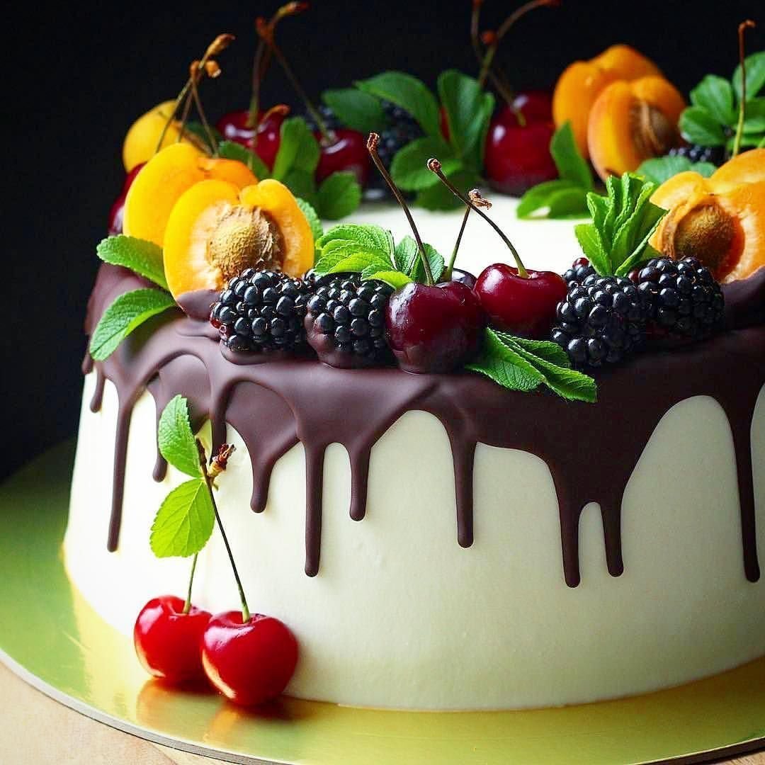 Торт украшенный фруктами и шоколадом