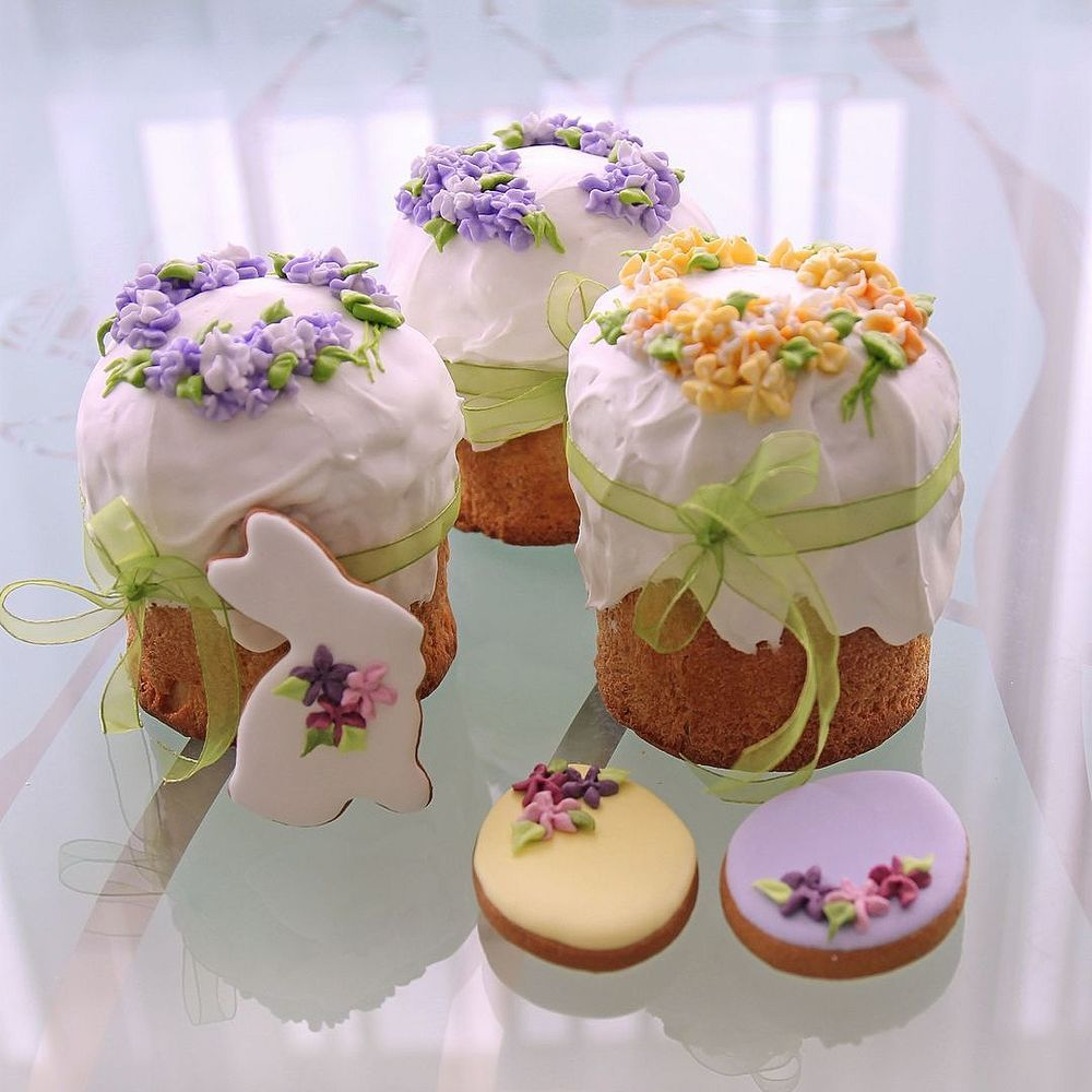 Украшенные куличи с безе и орешками
