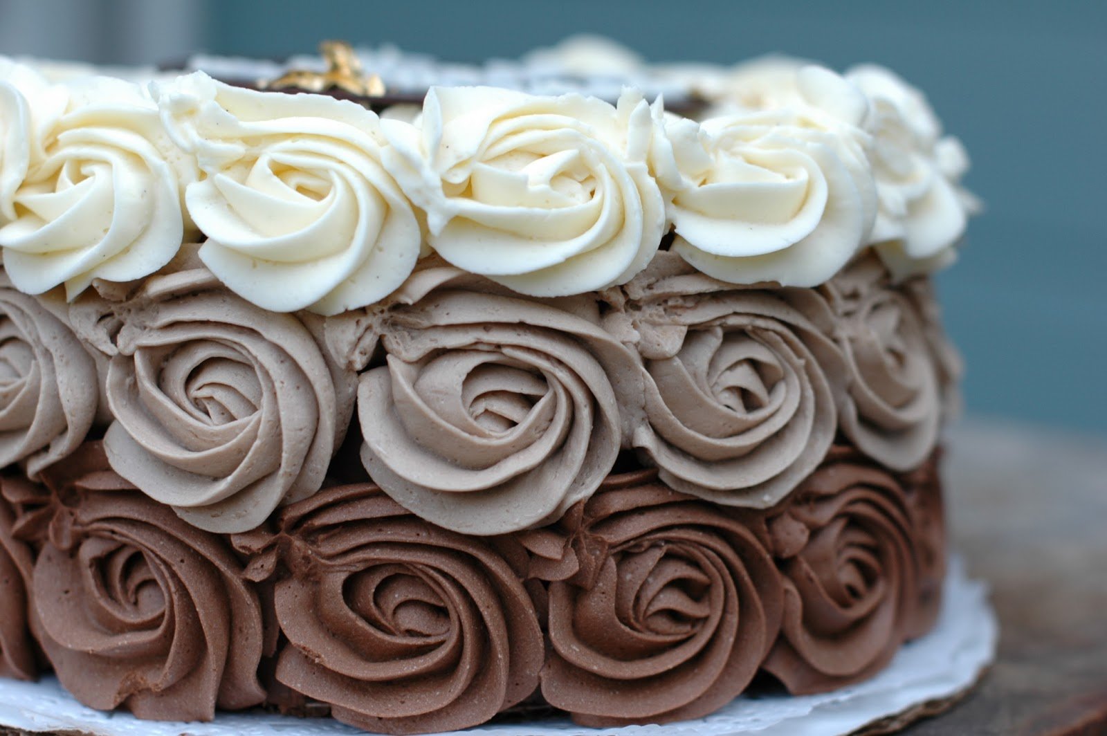 Розочки из шоколада. Украшение торта. Украшение торта розами. Торт с розами из крема. Украшение торта кремовыми розами.