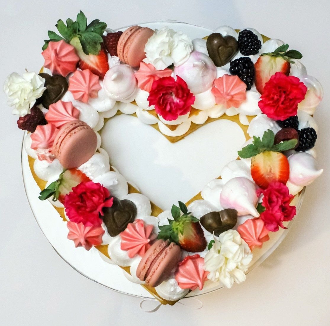 Из медовых коржей для украшения