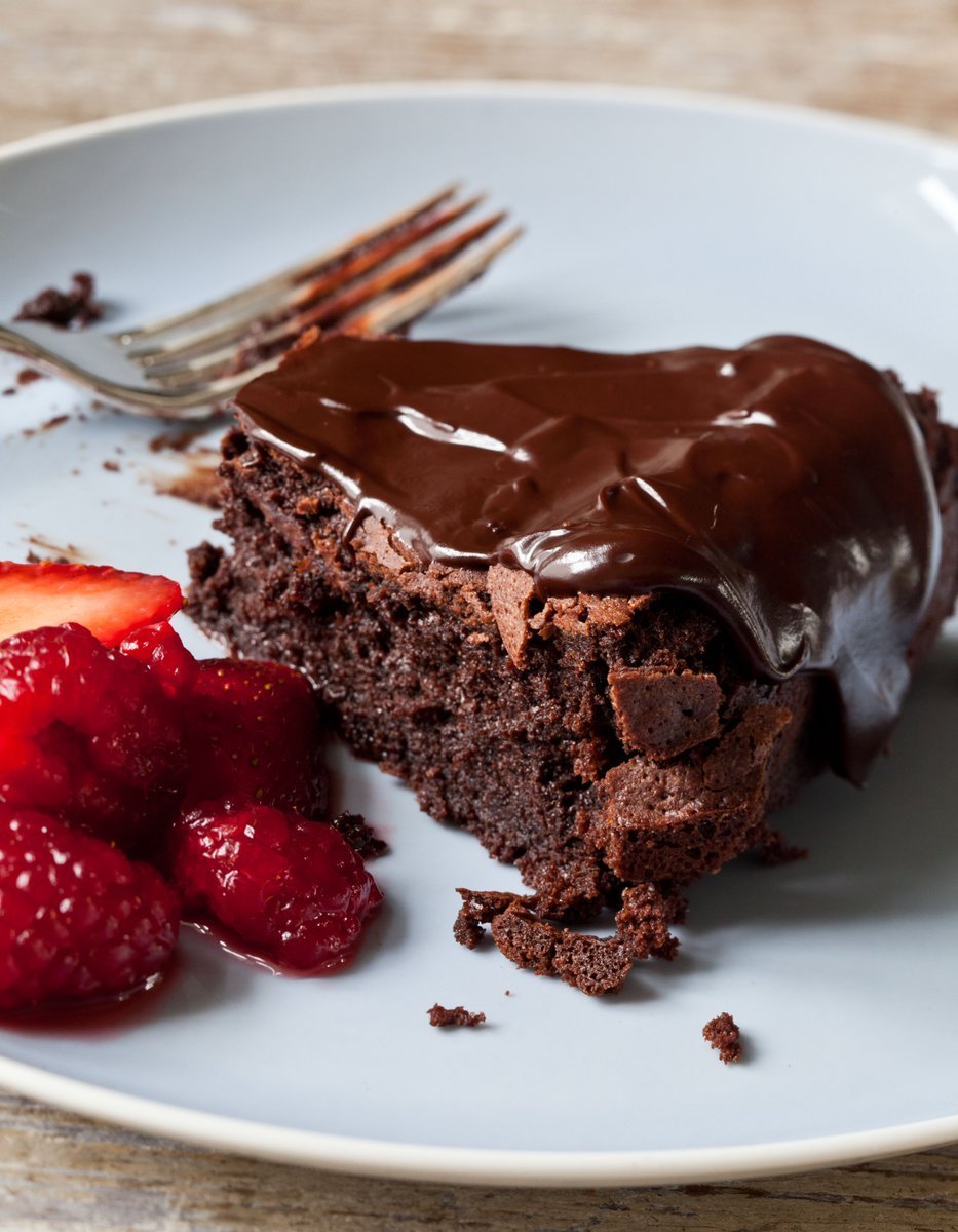 Кухне шоколадный пирог. Шоколадный десерт. Шоколадные пирожные. Вкусные шоколадные вкусняшки. Десерт с шоколадом.