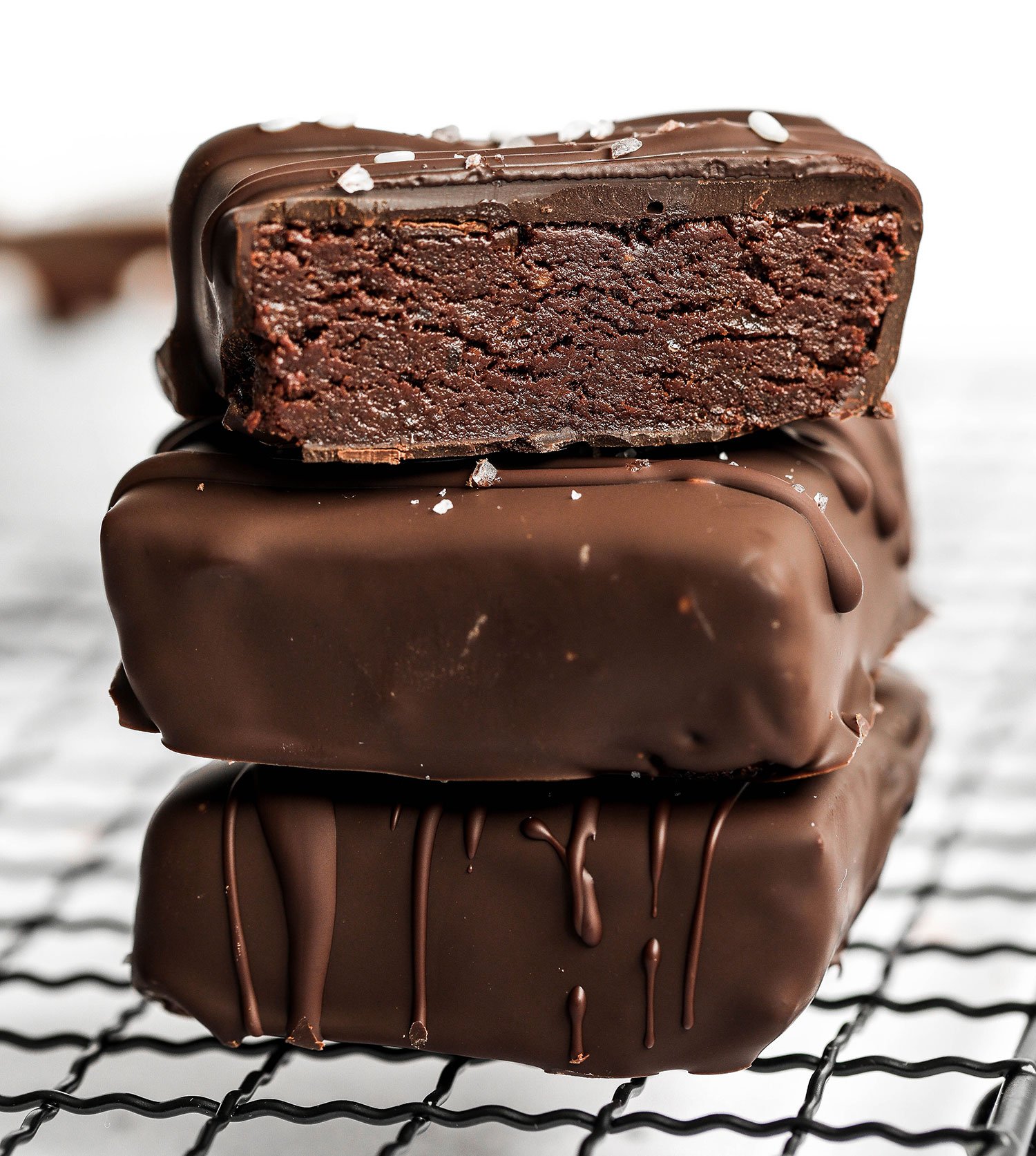 Пирожное 2 шоколада. Шоколадное пирожное Брауни. Шоколадные капкейки Брауни. Шоколадный Брауни Chocolate Brownies. Шоколадный торт с эскимо.