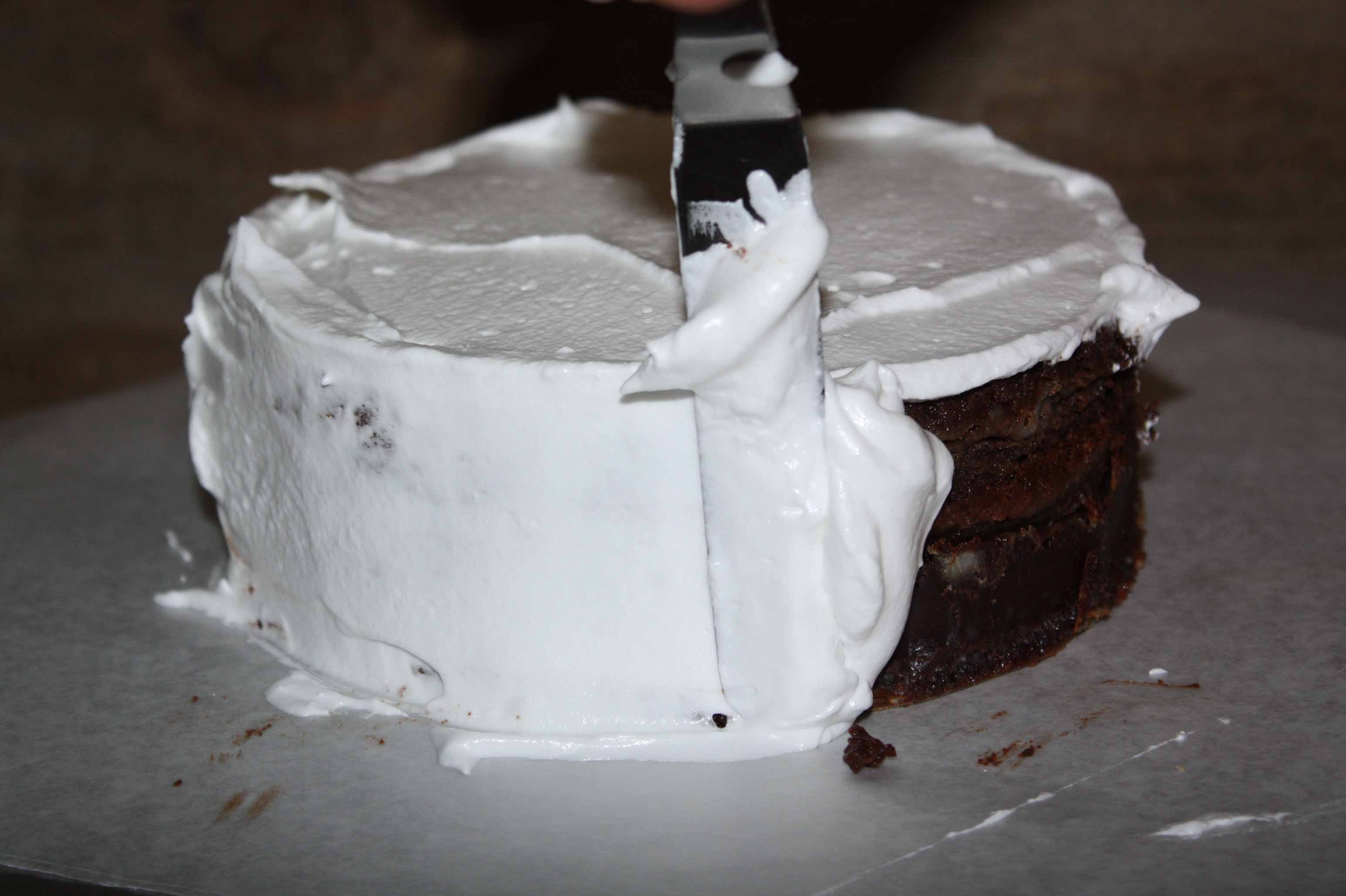 Идеальное выравнивание торта. Выровненный торт. Выравнивание торта. Плотный крем для выравнивания торта. Торт без выравнивания.