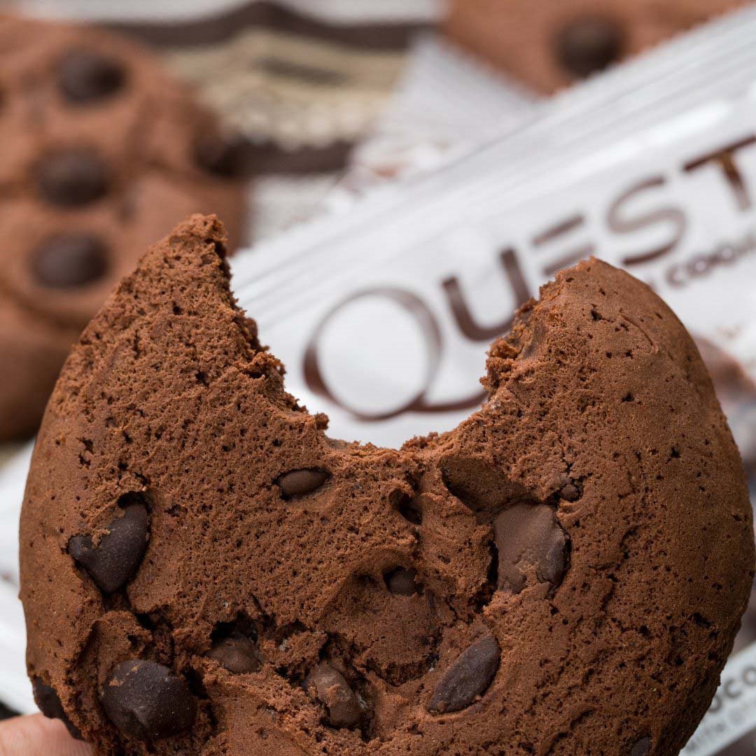 Quest cookie. Шоколадная печенька. Печенье с шоколадом. Протеиновое печенье шоколадное. Шоколадное печенье с кусочками шоколада.