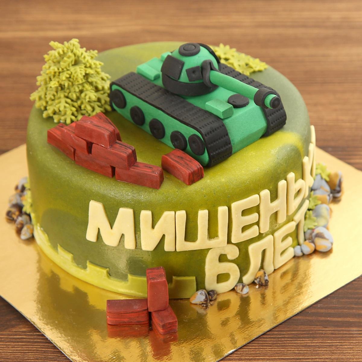 Пирог в виде танка