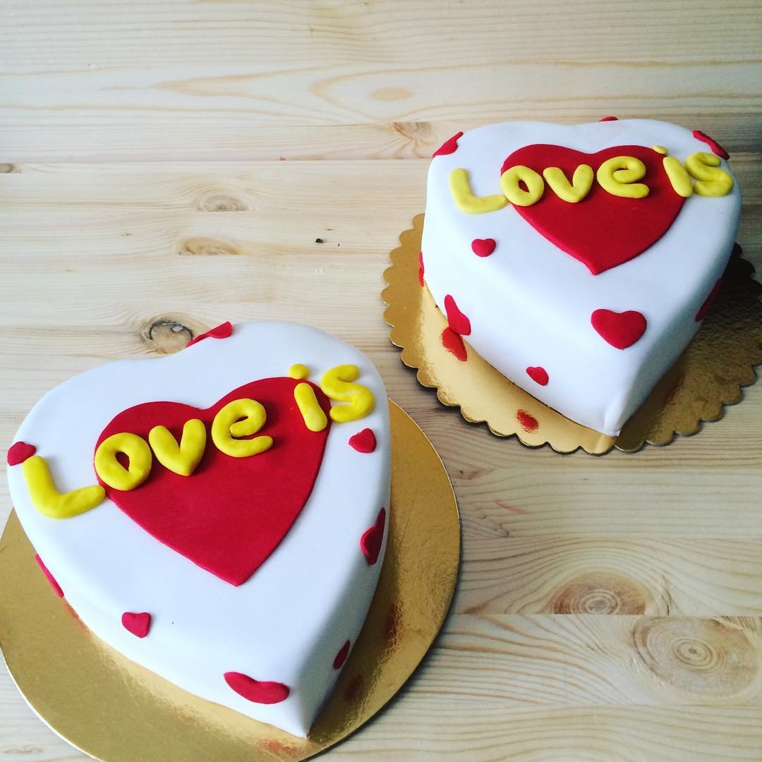 Торт Love is на день рождения
