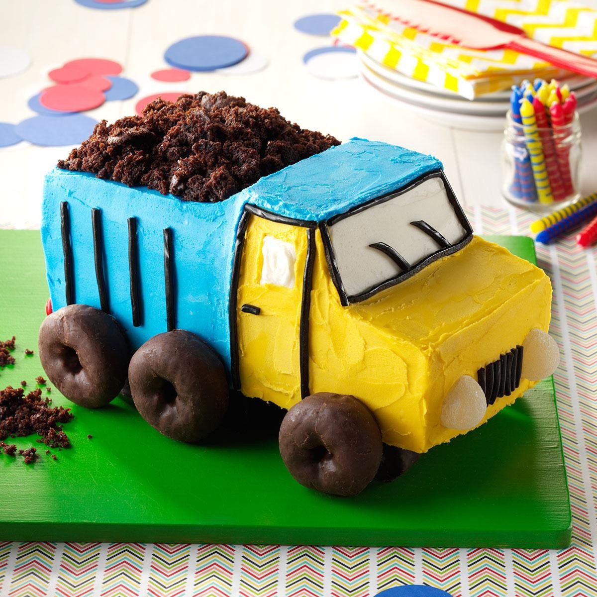 Сделай грузовичок. Торт Грузовичок Лева и синий трактор. Торт машина. Торт грузовик. Торт машина для мальчика.