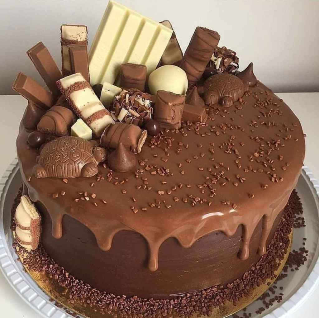 Торт с шоколадками сверху