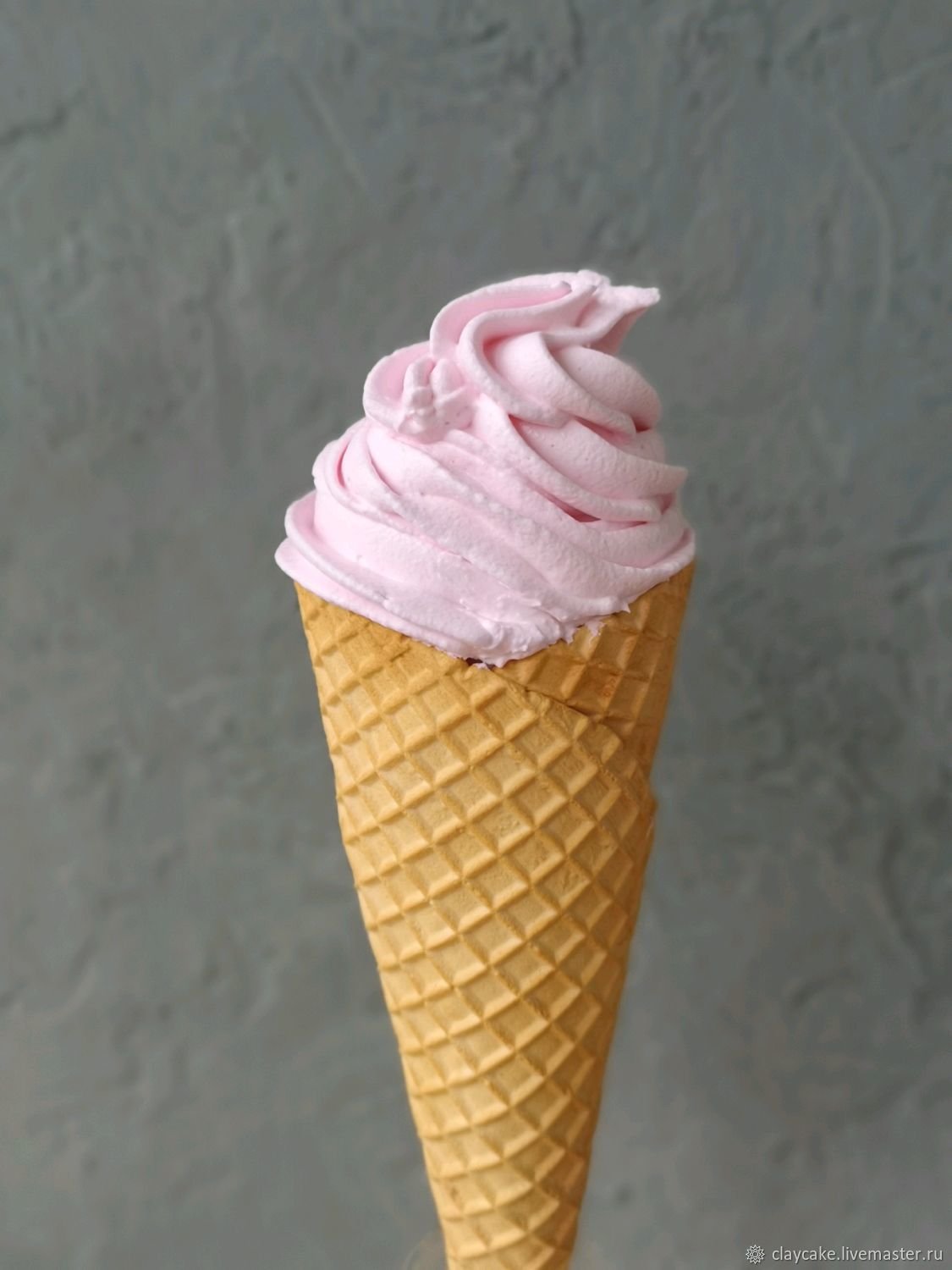 Мягкое мороженое в рожке