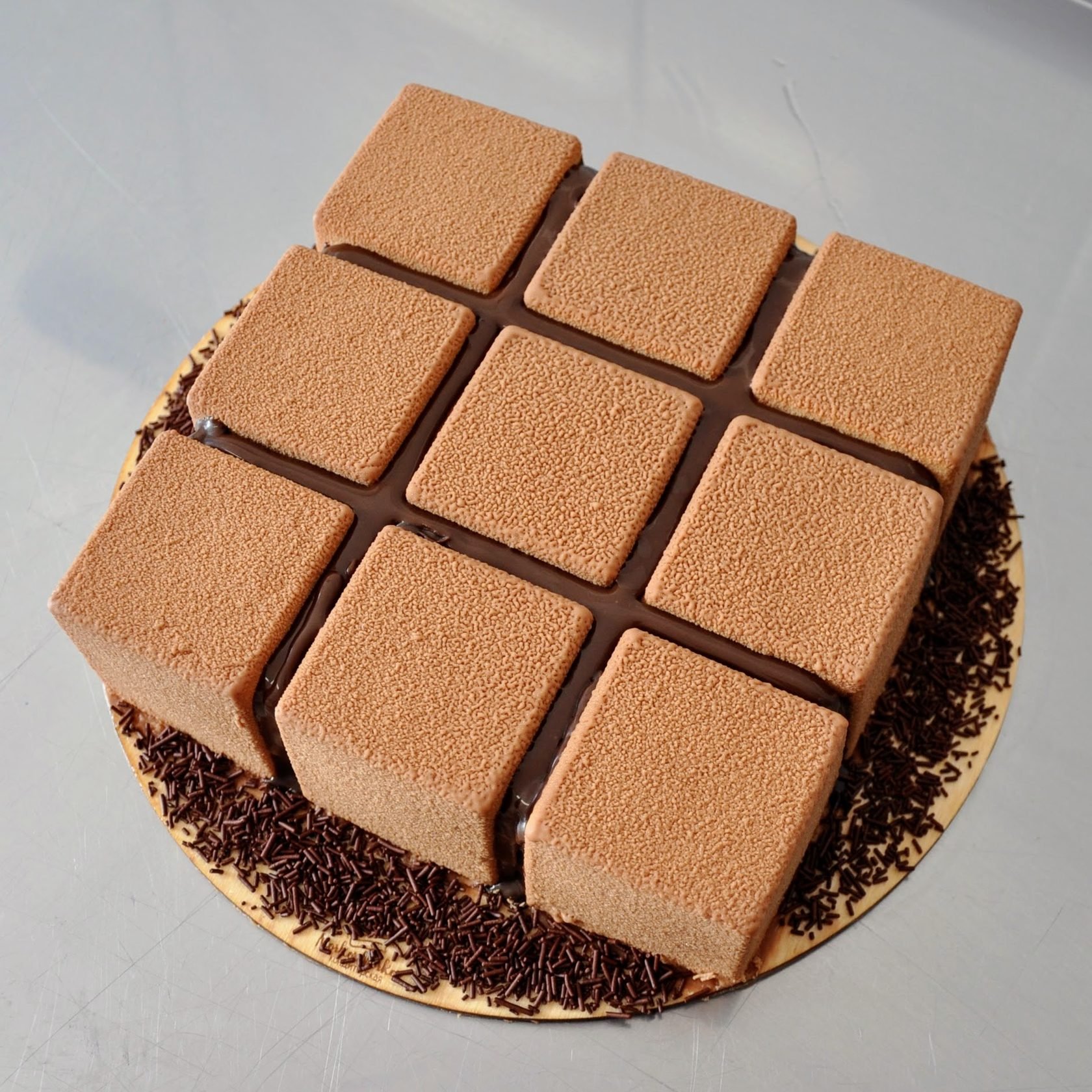 Шоколад квадрат. Пирожное квадратное. Торт квадратиками. Коричневый квадратный торт. Печенье квадратное.