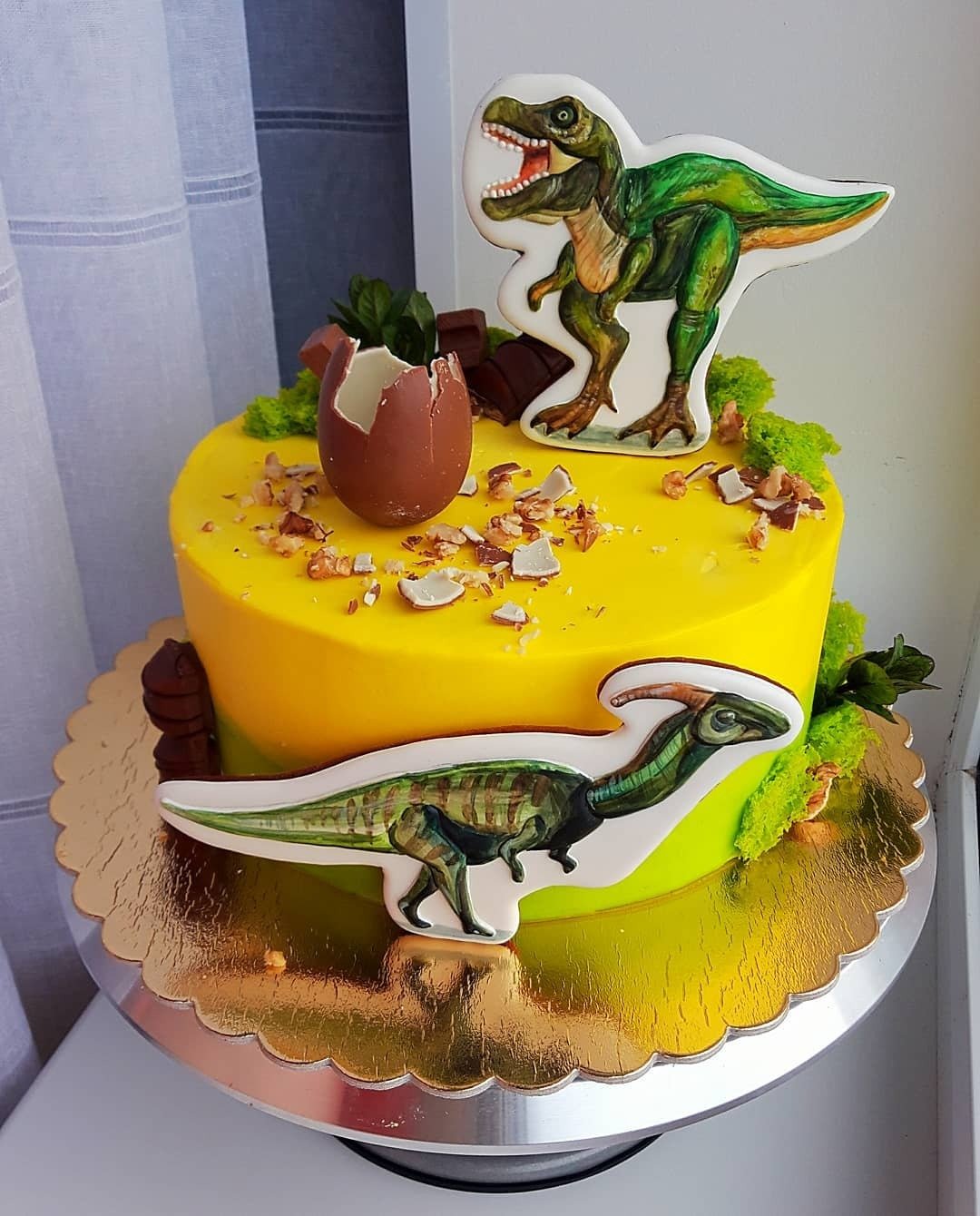 Торт с мультяшными динозаврами