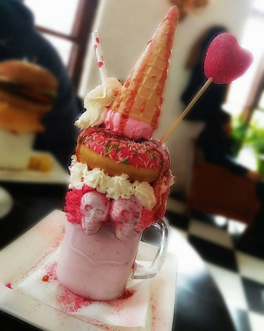 Огромное мороженое