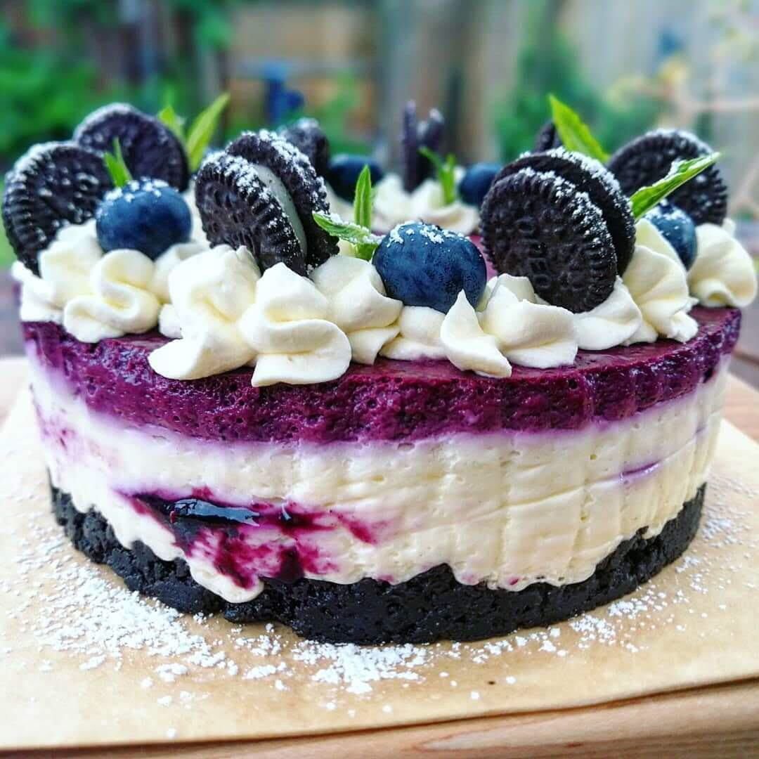 Пирожное с ежевикой