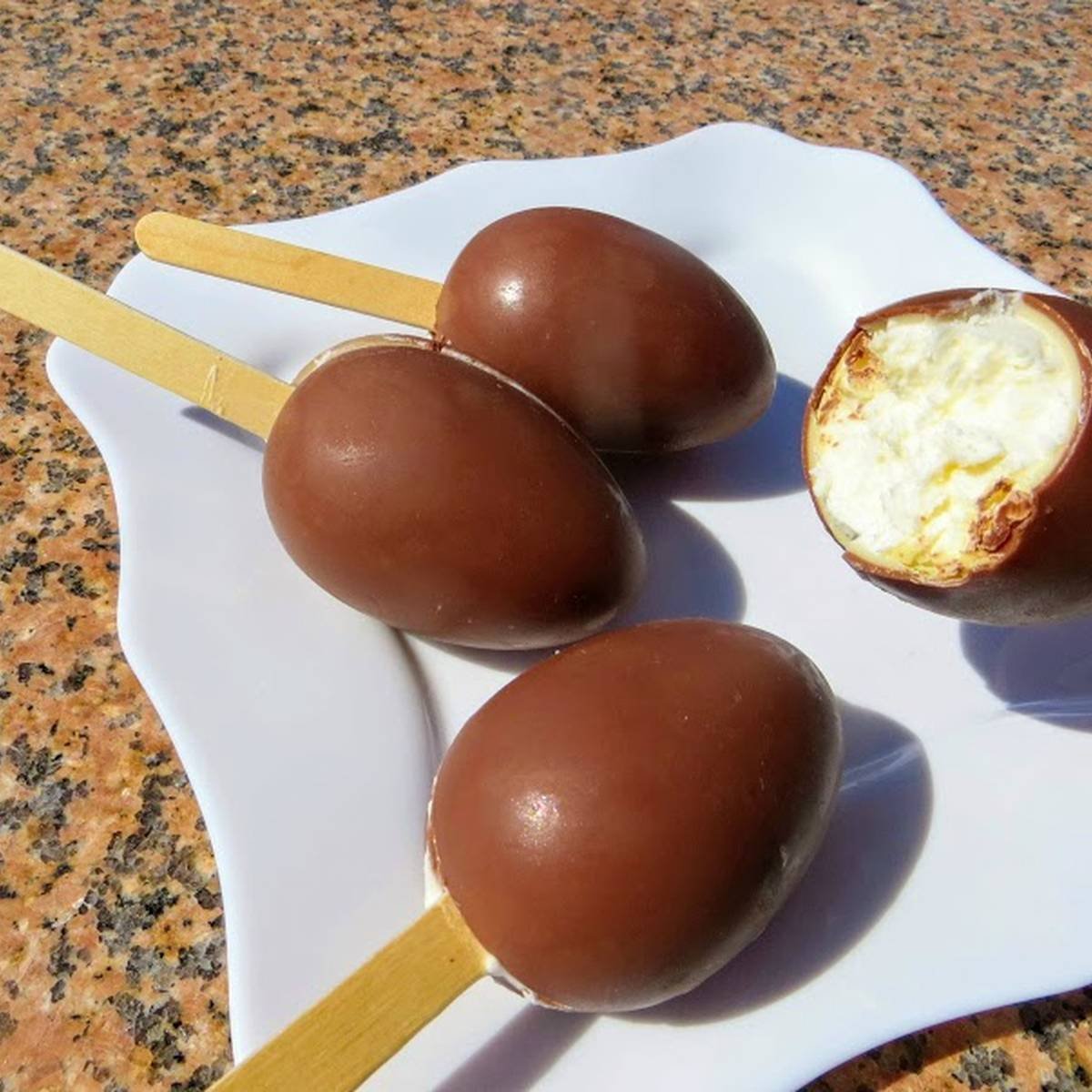 Рецепт домашнего эскимо на палочке. Мороженое на палочке в шоколаде. Шоколадное яйцо. Домашнее эскимо на палочке. Шоколадные шарики на палочке.