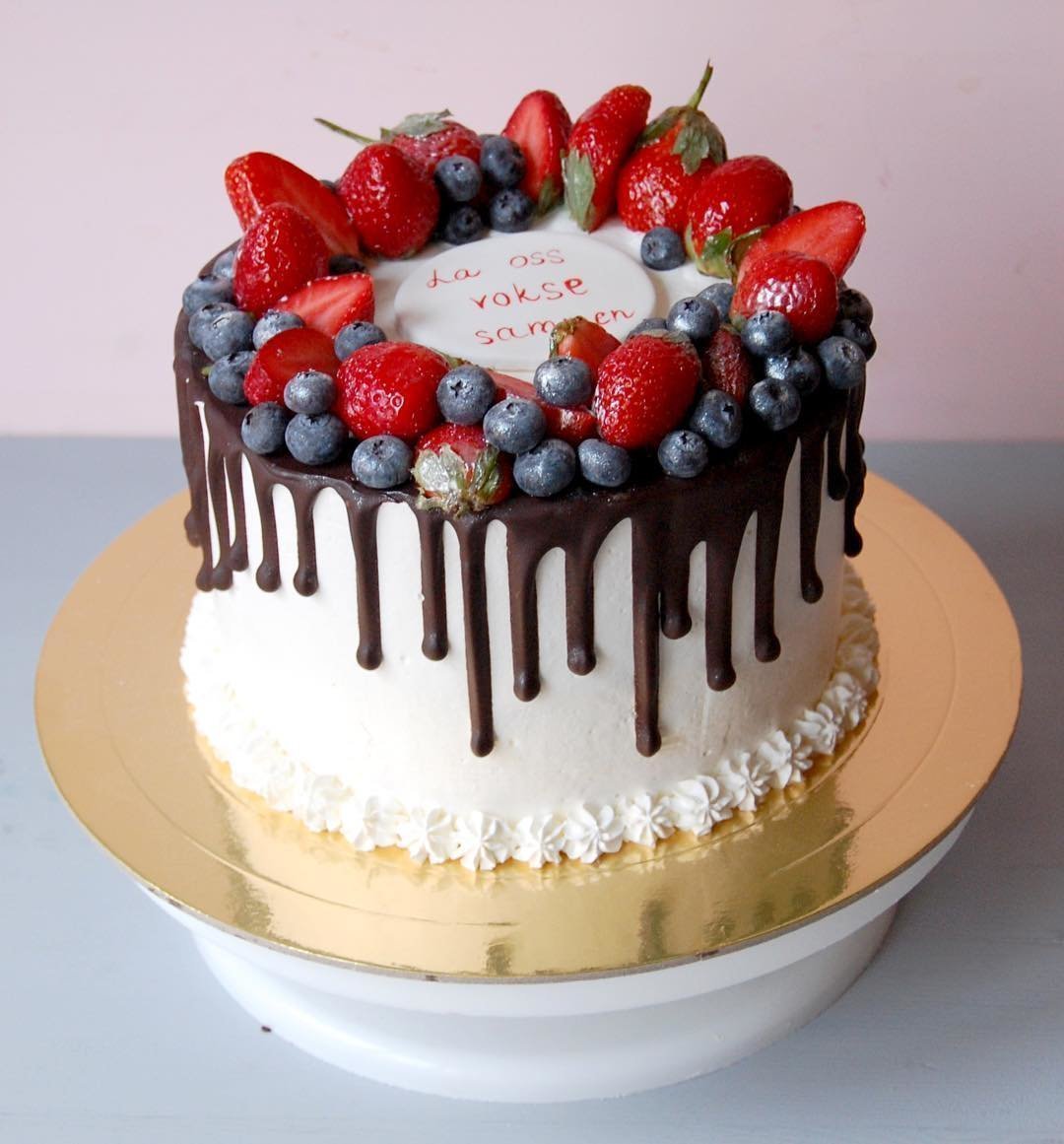 Торт с ягодами и шоколадными подтеками