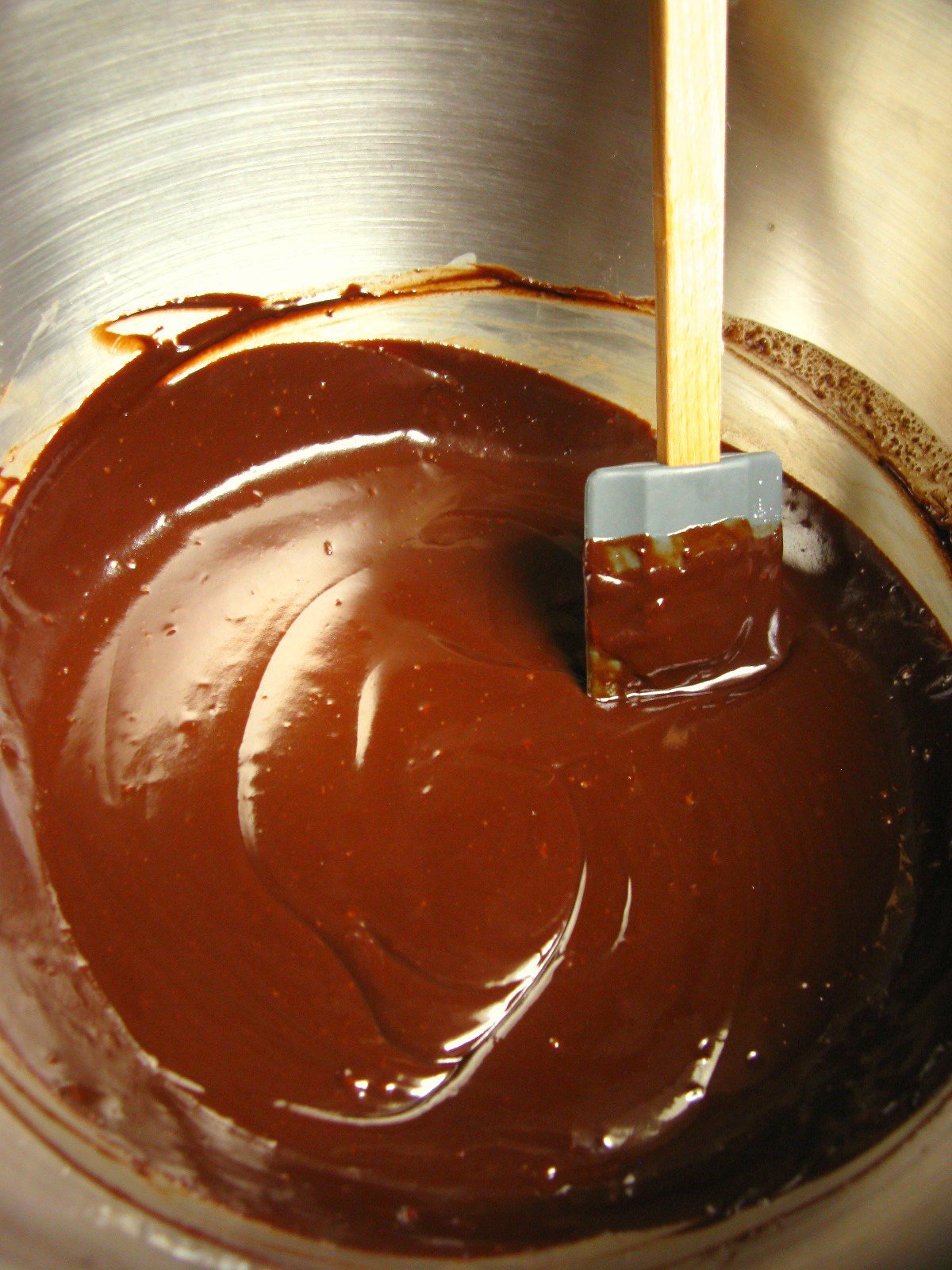 Глазурь из растительного масла. Помадка в шоколадной глазури. Шоколадная помадка для торта. Обливка шоколадом. Глазурь из какао.