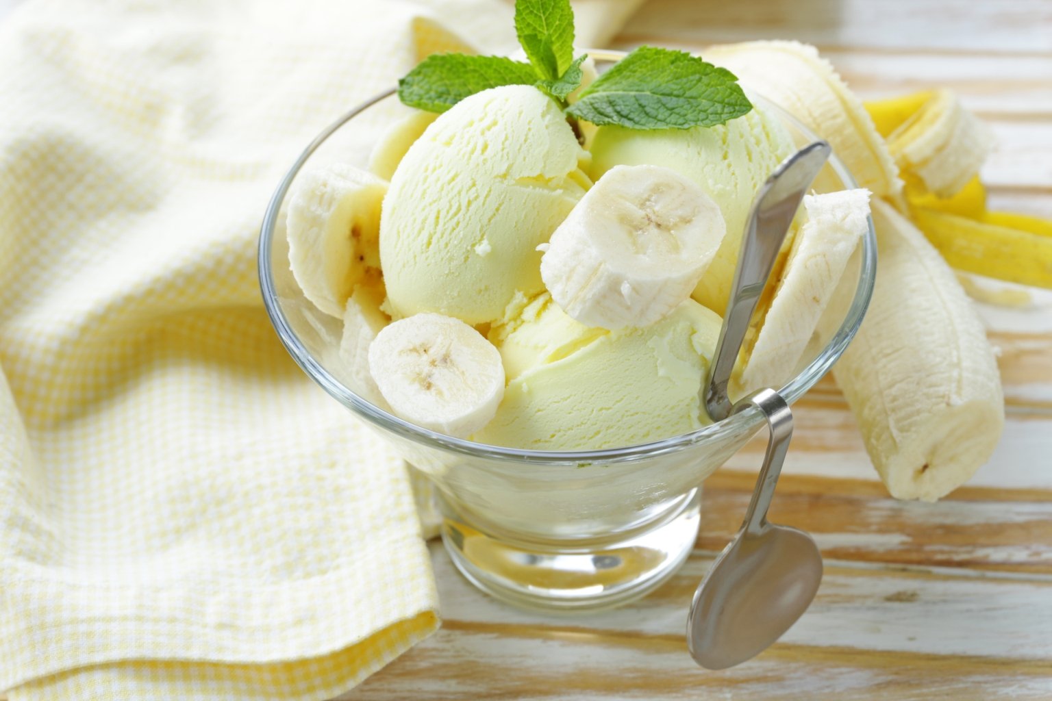 Банановое мороженое молоко. Веганское банановое мороженое. Мороженое из банана. Банановое мороженое домашнее. Мороженое с творогом.