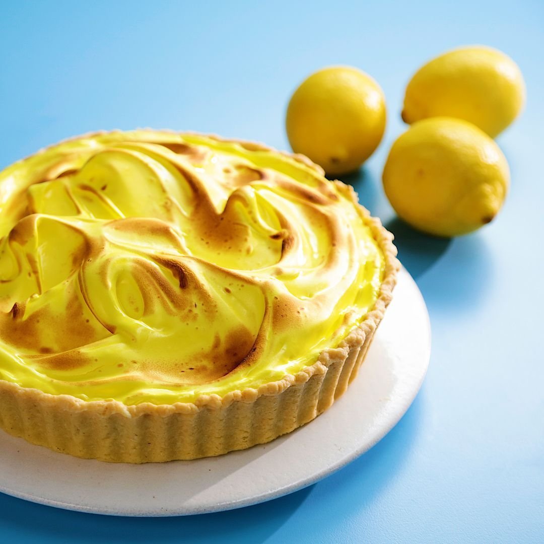 Крем из лимонов для тортов. Лимонный Пай. Лимонно меренговый Пай. Лимонный меренговый пирог. Лимонный торт с меркнгой.