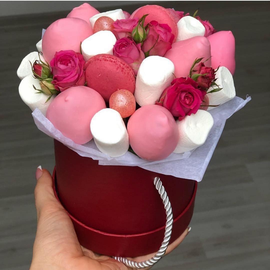 Клубника в шляпной коробке