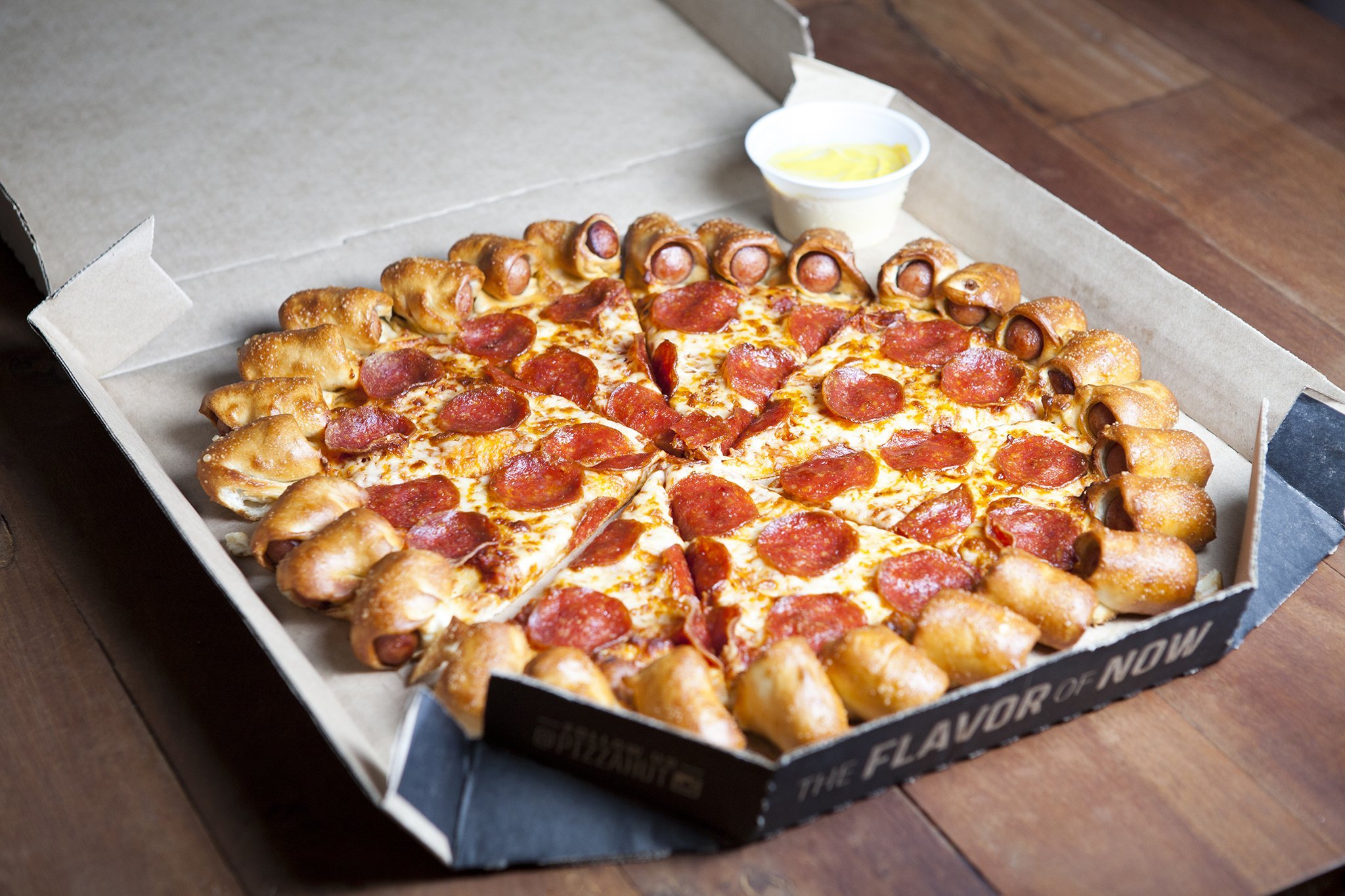 Тесто хат. Пицца хот дог. Хот доги пицца хат. Пицца хат сосисочный борт. Пицца с сырными бортиками в пицце хат.