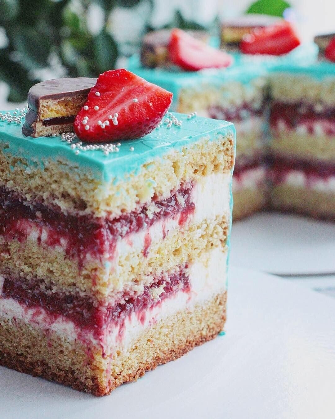 Торт с клубникой разрез