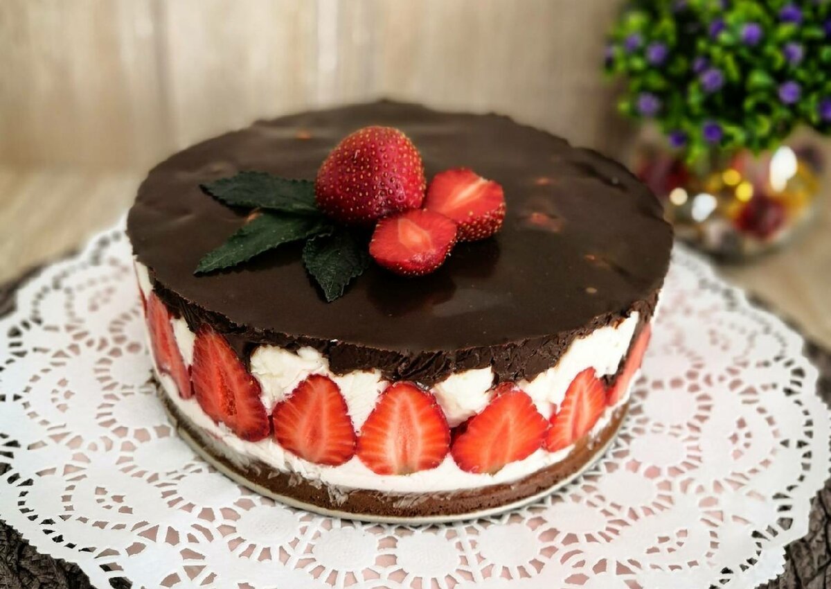 Шоколадный торт с клубникой