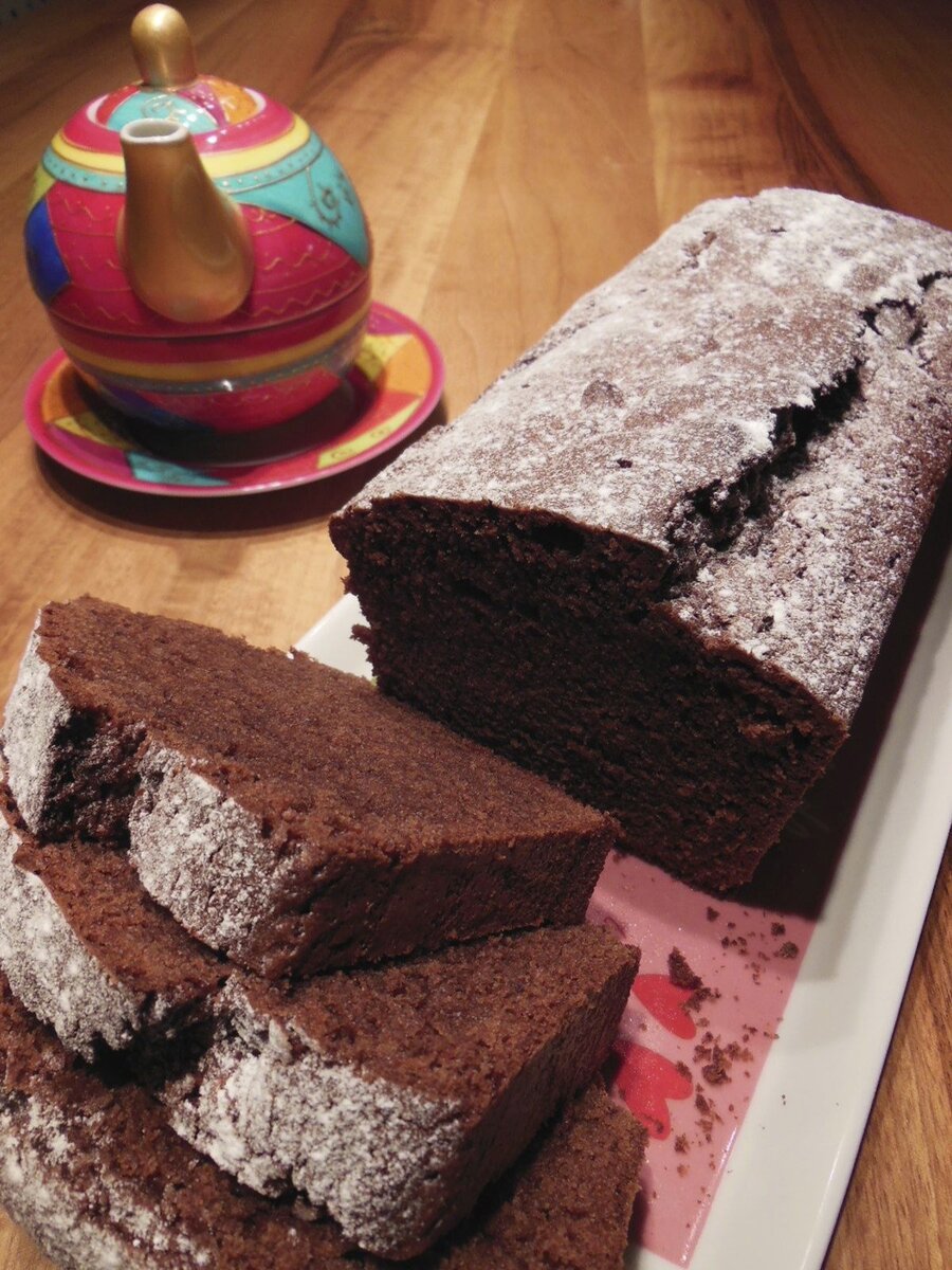 Шоколадный торт с клубникой