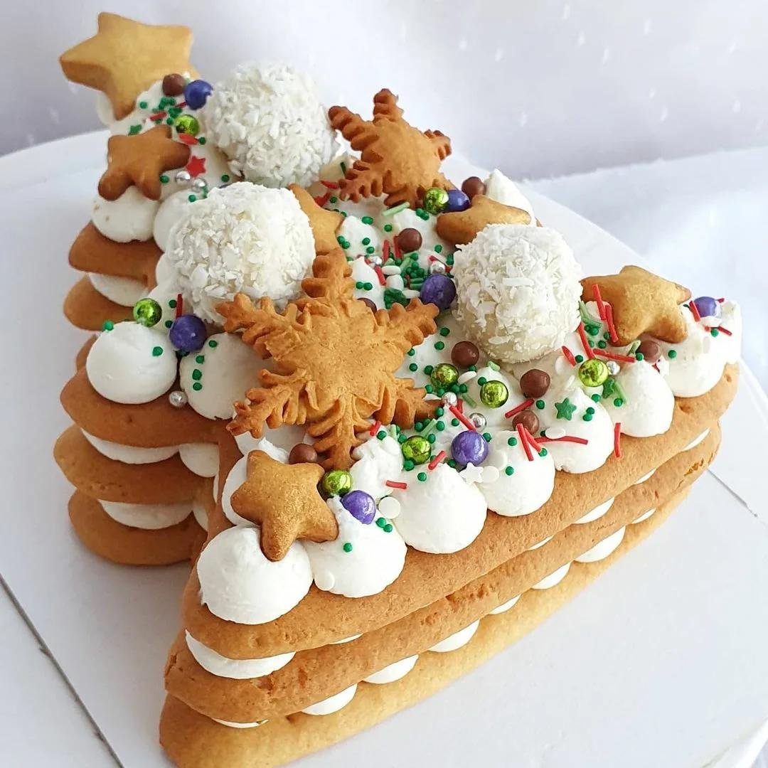 Торт елка с медовыми коржами и золотыми шарами