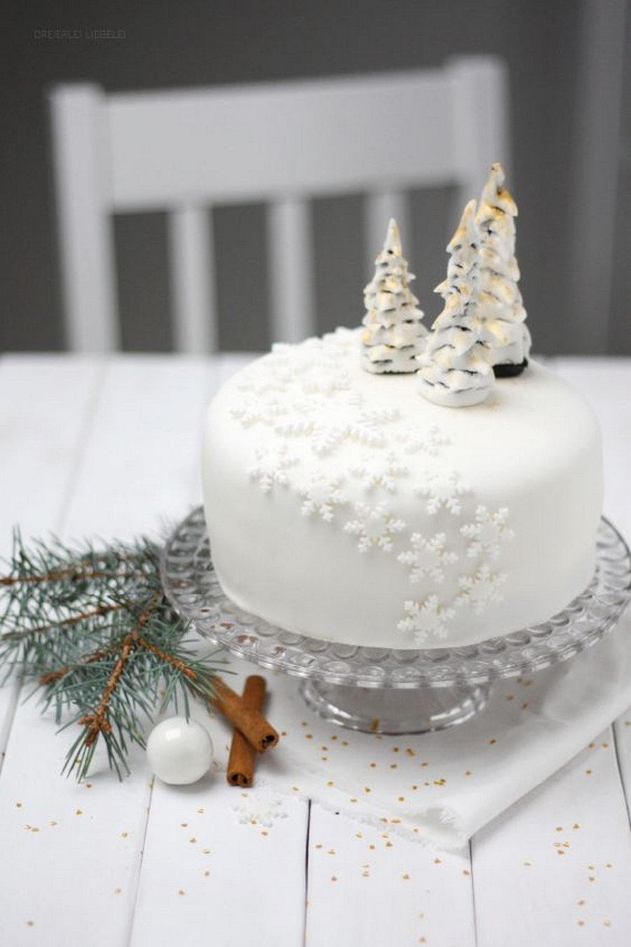 Новогодний торт белый