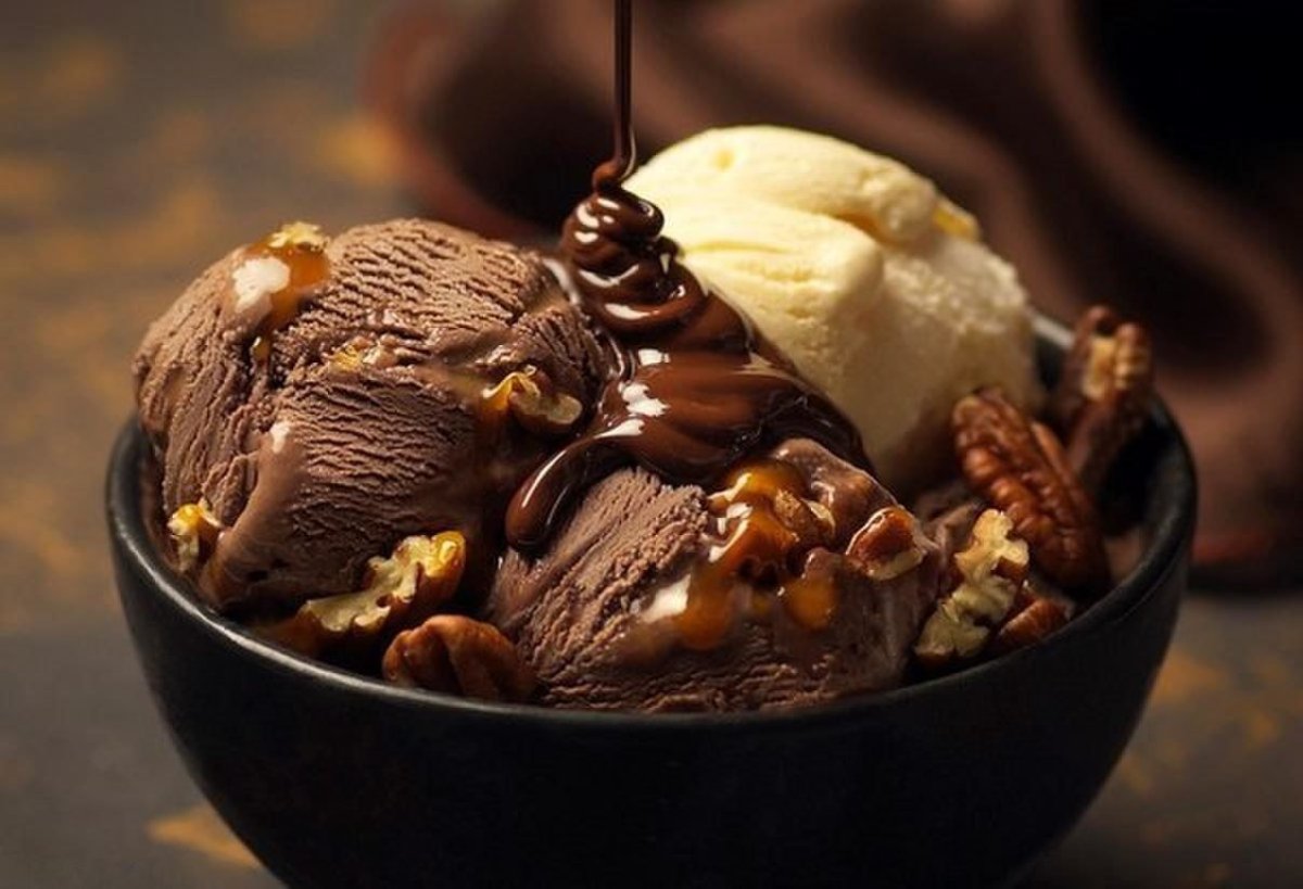 Мороженое с орехами и шоколадом