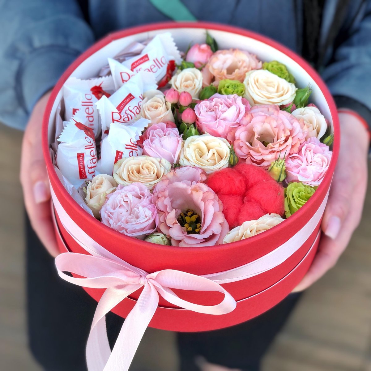 Цветы со сладостями в коробке