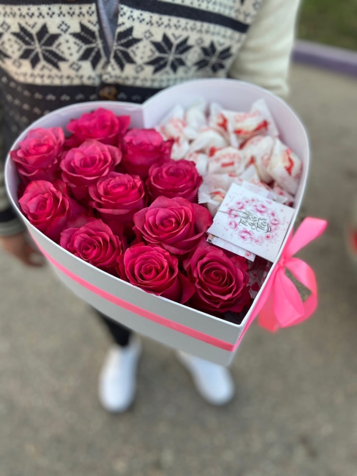 Конфеты в коробке с цветами