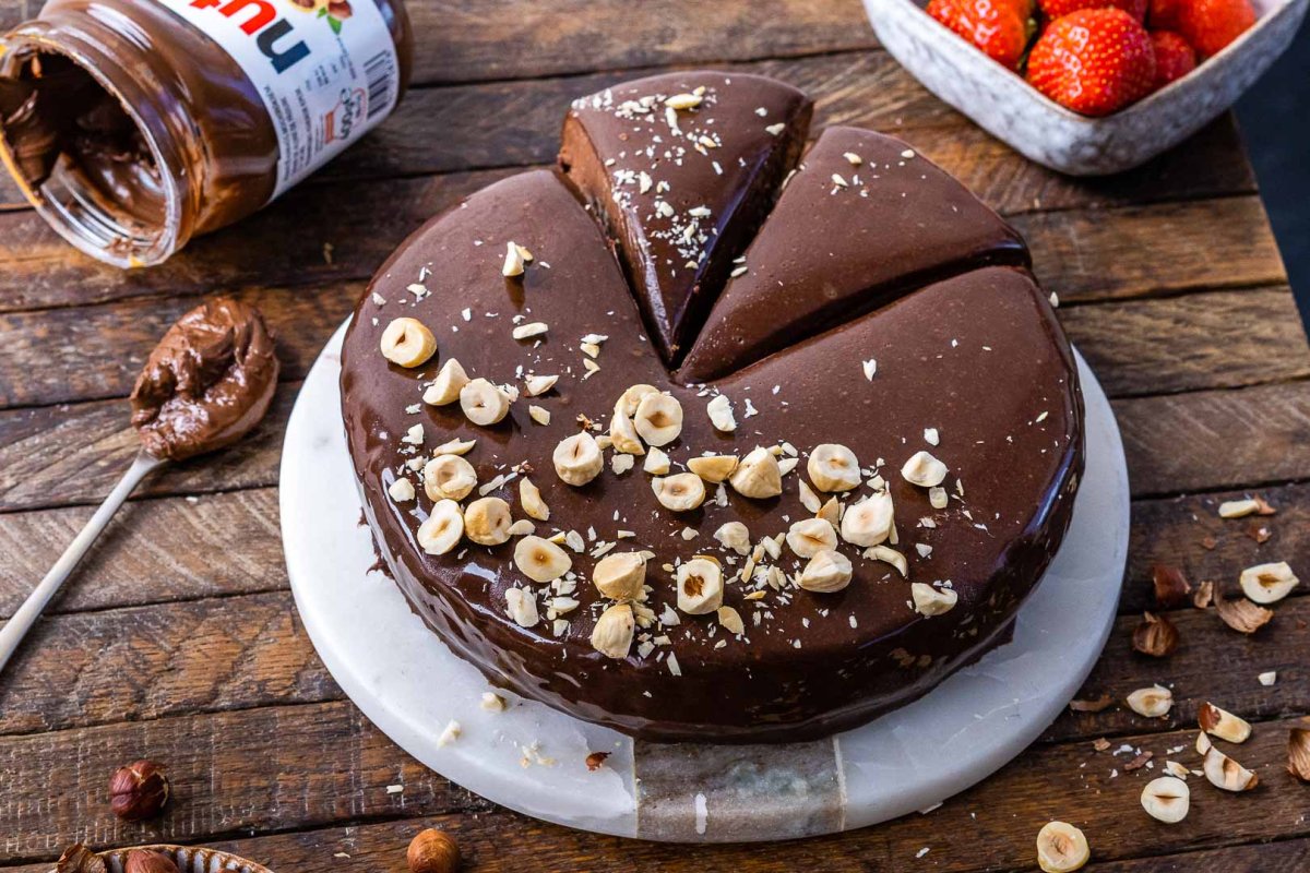 Украшение торта конфетами и шоколадками