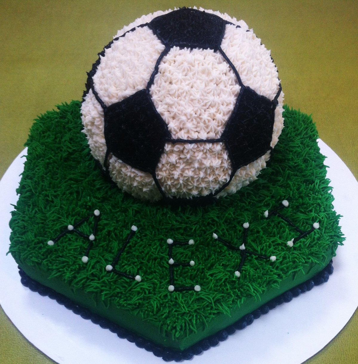 Торт в форме мяча футбольного