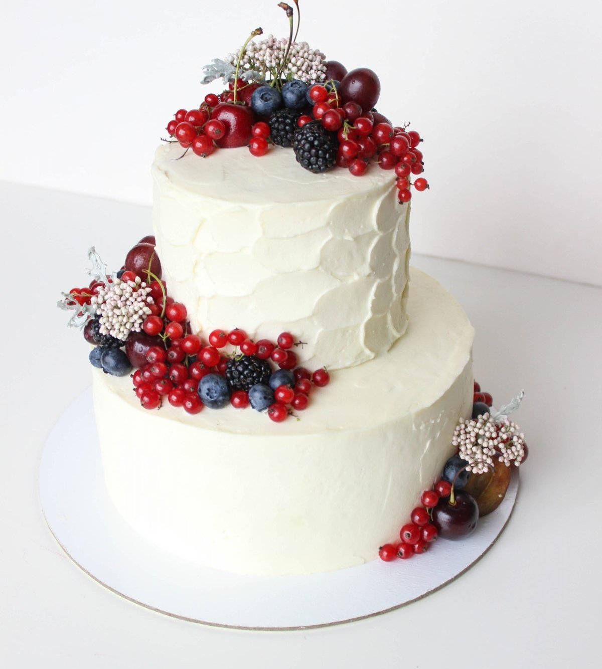Свадебный торт двухъярусный с ягодами