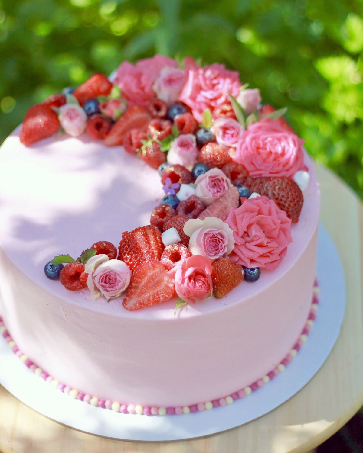 Украшение торта кремом и ягодами